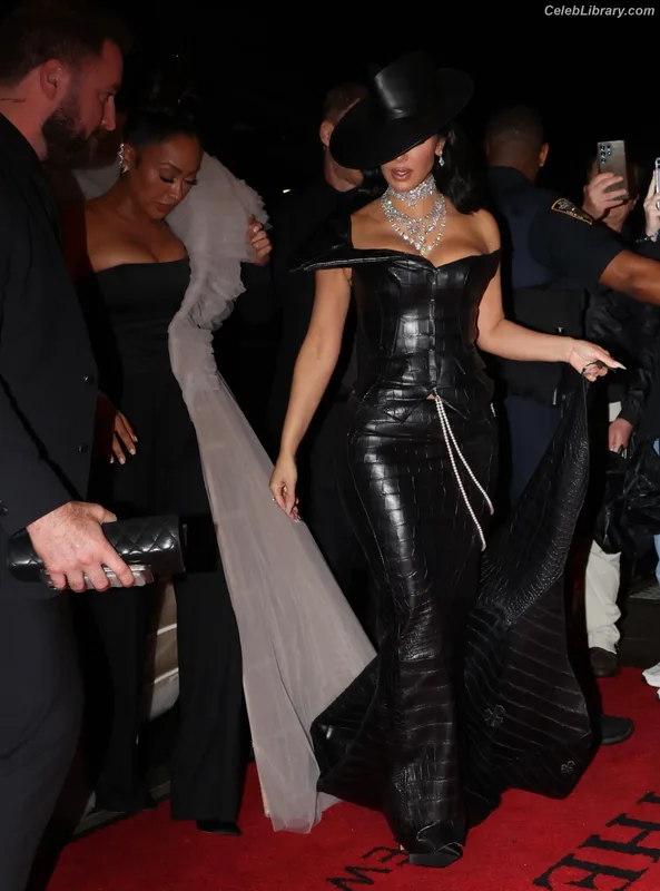 Kim Kardashian photo 9 of 4170