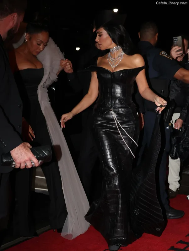 Kim Kardashian photo 13 of 4170