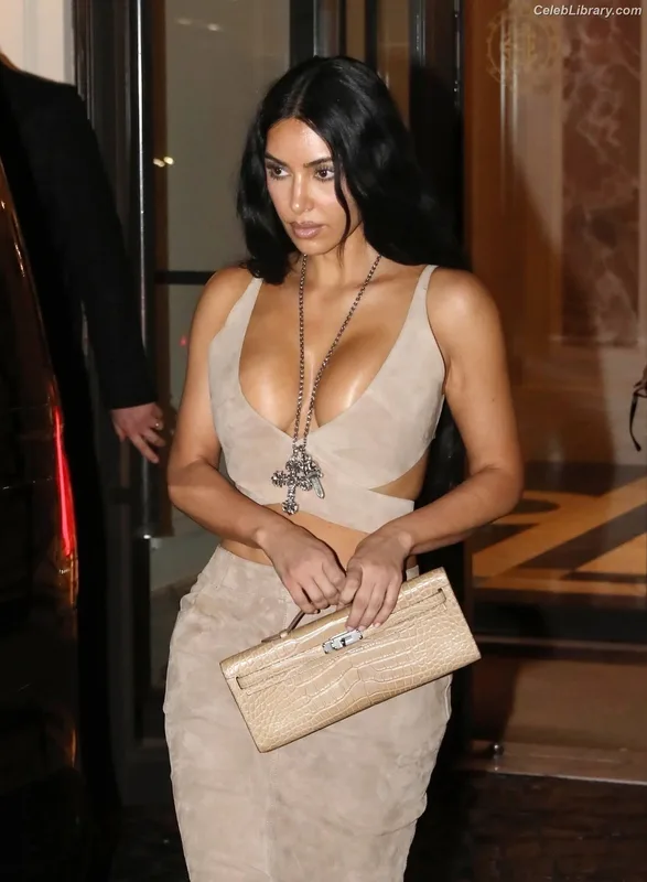 Kim Kardashian photo 17 of 4170
