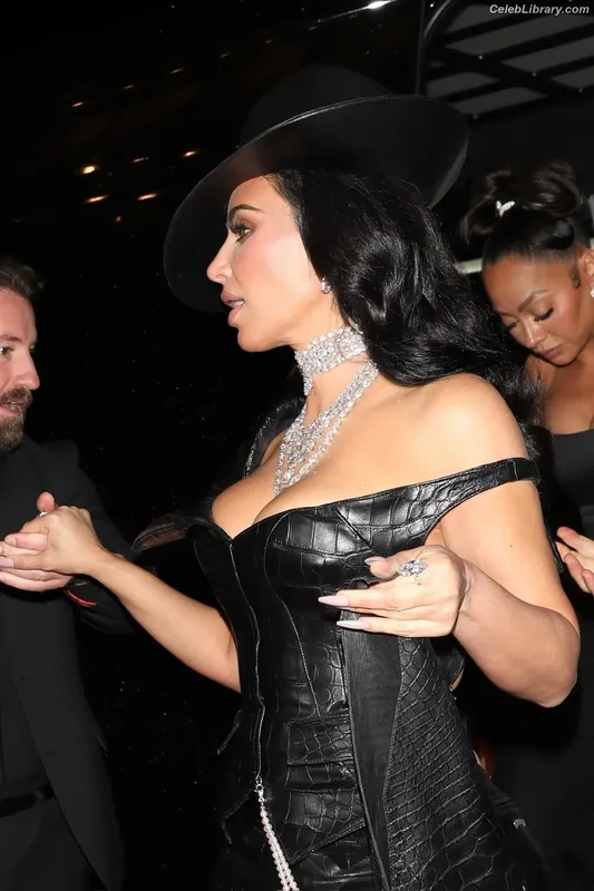 Kim Kardashian photo 19 of 4170