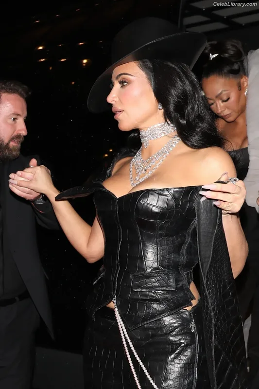 Kim Kardashian photo 23 of 4170
