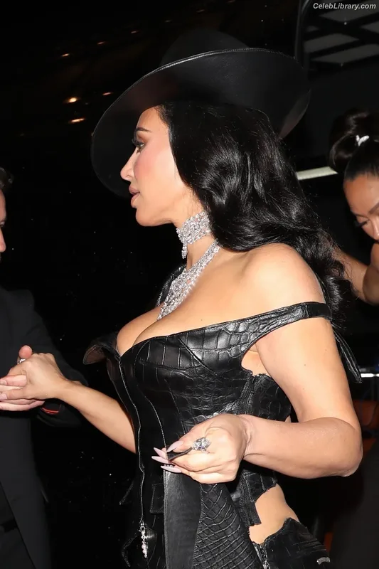 Kim Kardashian photo 1 of 4170