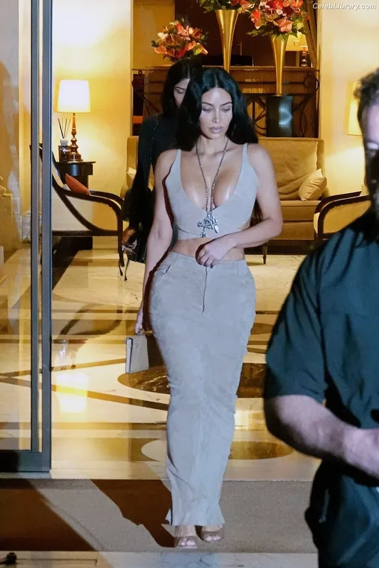 Kim Kardashian photo 2 of 4170
