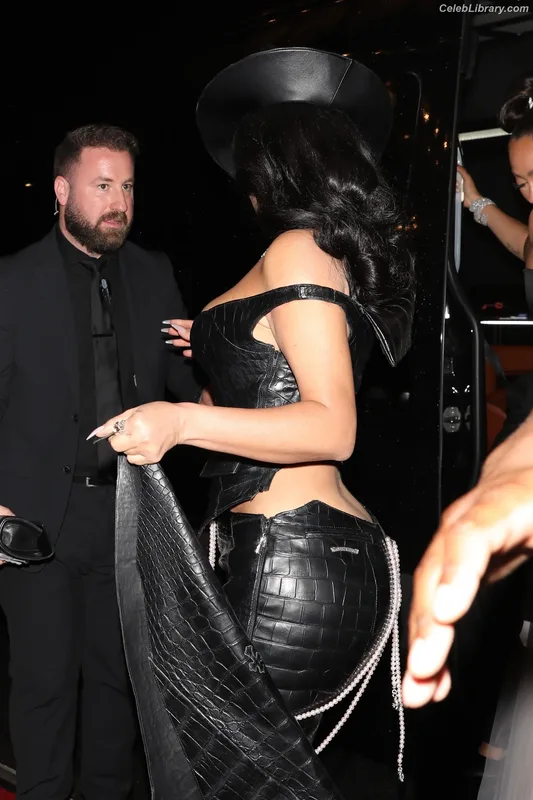 Kim Kardashian photo 3 of 4170