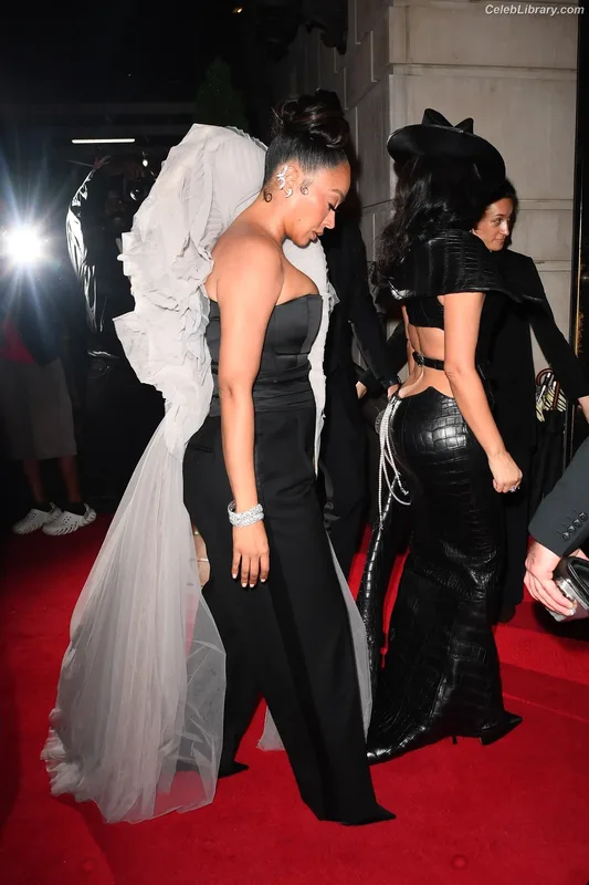 Kim Kardashian photo 17 of 4170