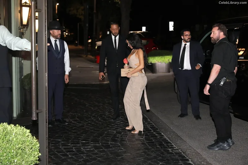 Kim Kardashian photo 1 of 4170
