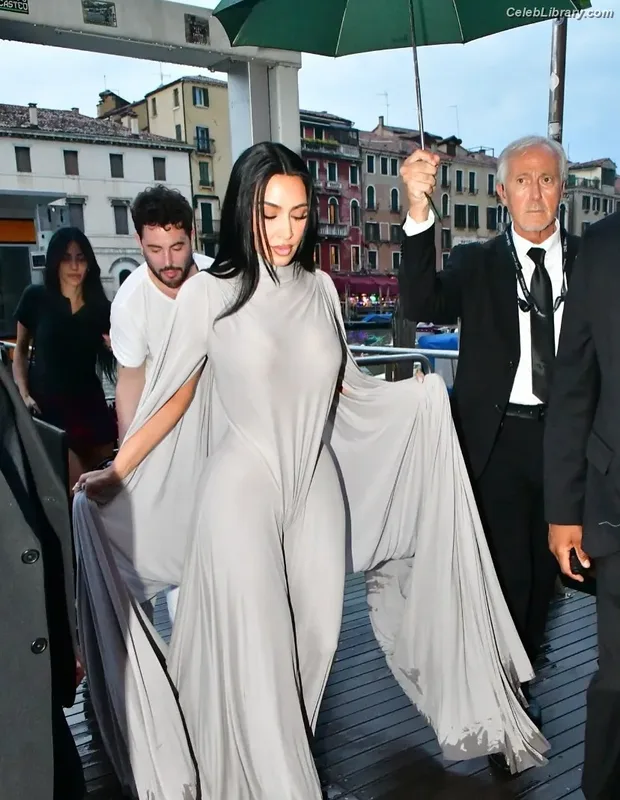 Kim Kardashian photo 5 of 4170