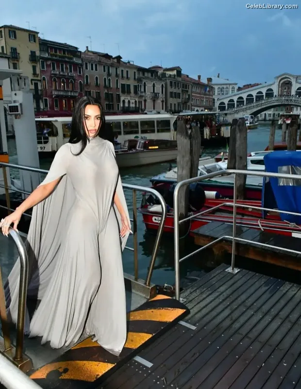 Kim Kardashian photo 8 of 4170
