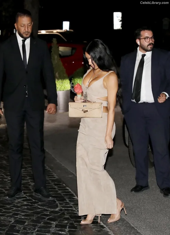 Kim Kardashian photo 16 of 4170