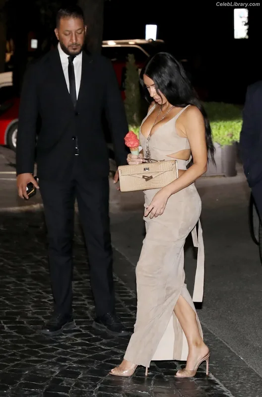 Kim Kardashian photo 19 of 4170