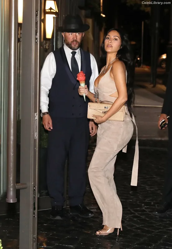 Kim Kardashian photo 21 of 4170