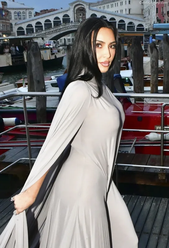 Kim Kardashian photo 22 of 4170