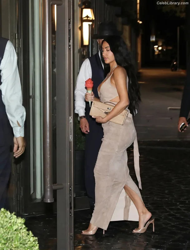 Kim Kardashian photo 1 of 4170
