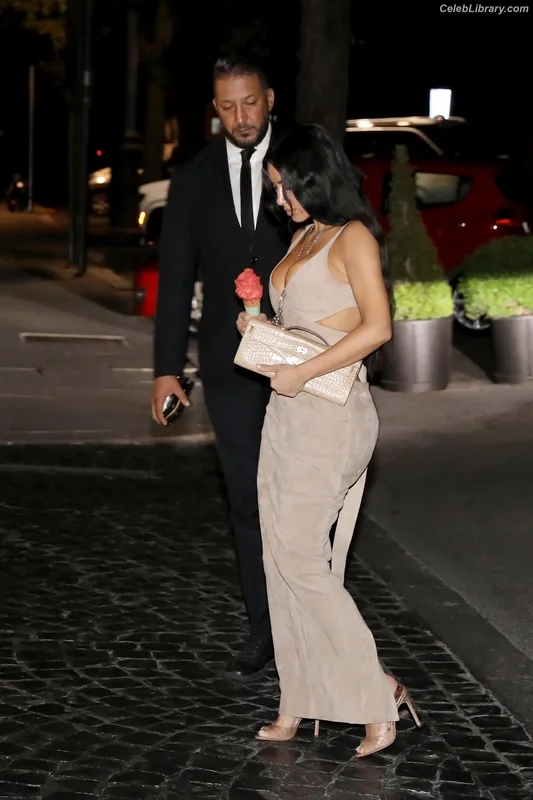 Kim Kardashian photo 4 of 4170