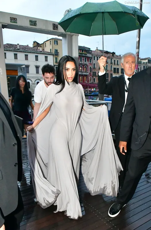 Kim Kardashian photo 10 of 4170