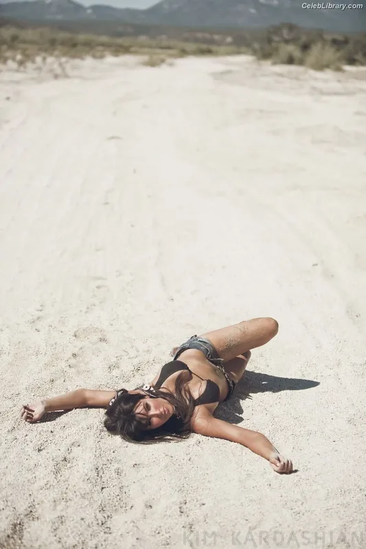 Kim Kardashian photo 11 of 4170