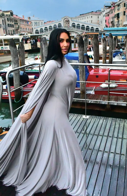 Kim Kardashian photo 15 of 4170