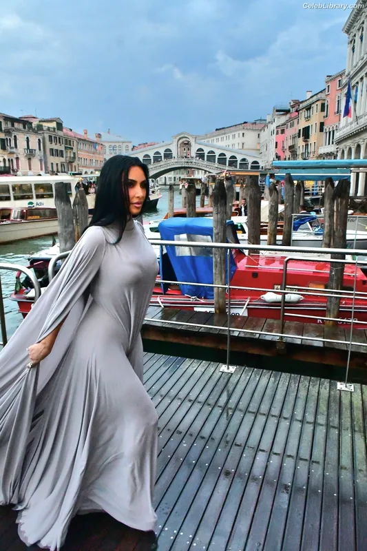 Kim Kardashian photo 17 of 4170