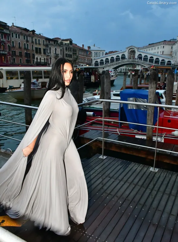 Kim Kardashian photo 21 of 4170
