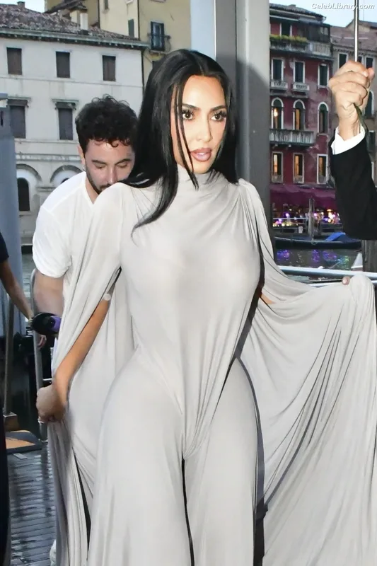 Kim Kardashian photo 24 of 4170