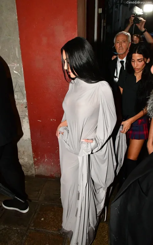 Kim Kardashian photo 8 of 4170