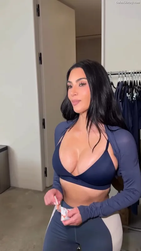 Kim Kardashian photo 16 of 4170