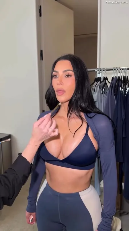Kim Kardashian photo 17 of 4170