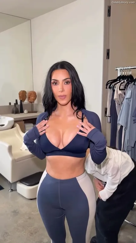 Kim Kardashian photo 19 of 4170