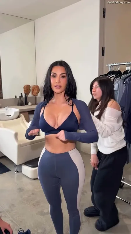 Kim Kardashian photo 20 of 4170