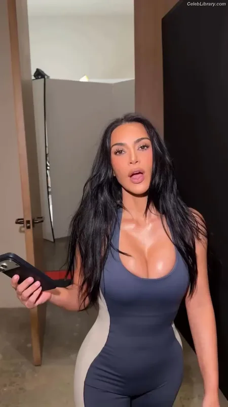 Kim Kardashian photo 21 of 4170