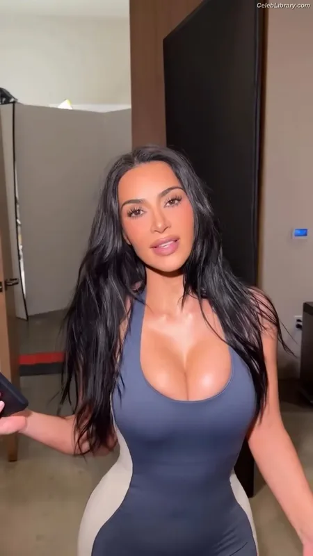Kim Kardashian photo 22 of 4170