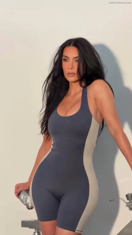 Kim Kardashian photo 23 of 4170