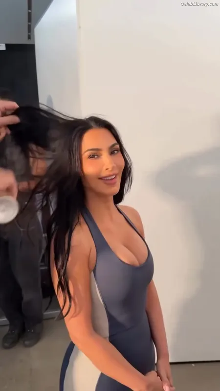 Kim Kardashian photo 3 of 4170