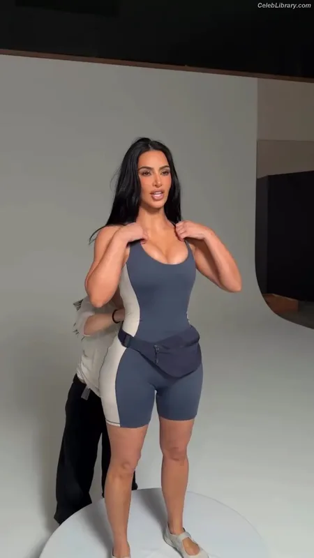 Kim Kardashian photo 5 of 4170