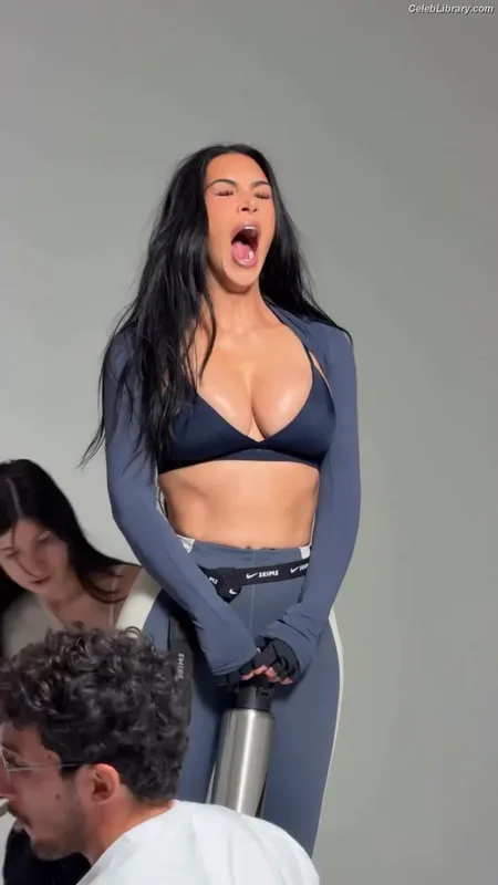 Kim Kardashian photo 9 of 4170