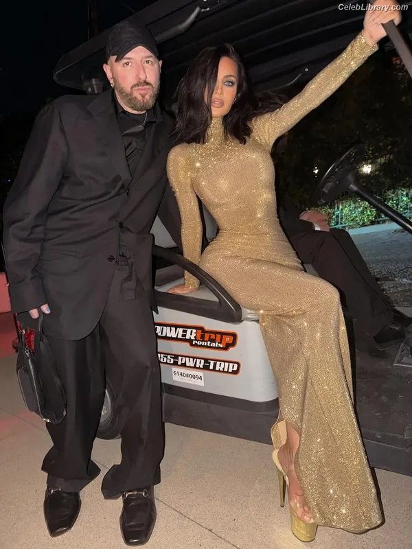 Kim Kardashian photo 16 of 4170