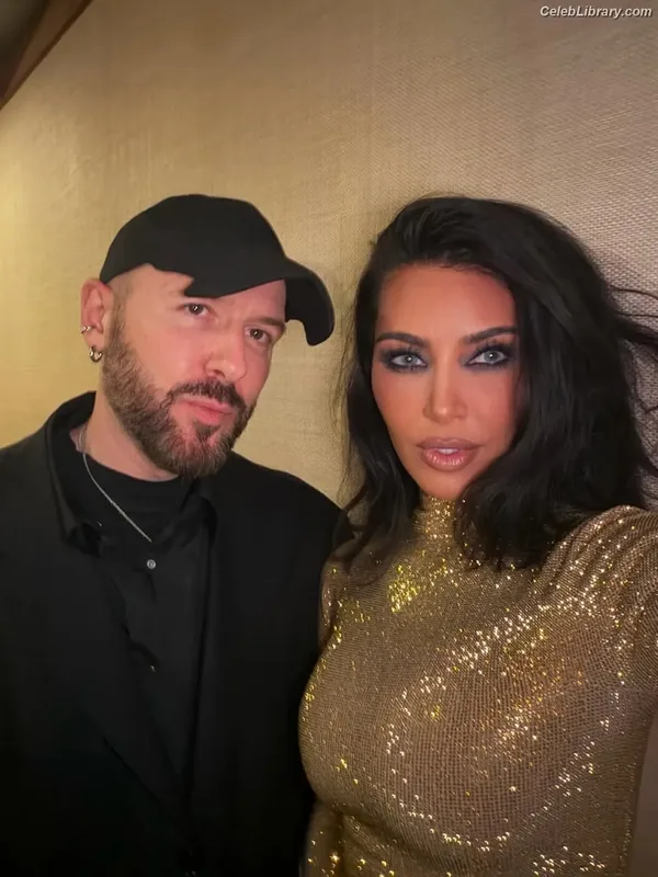 Kim Kardashian photo 17 of 4170