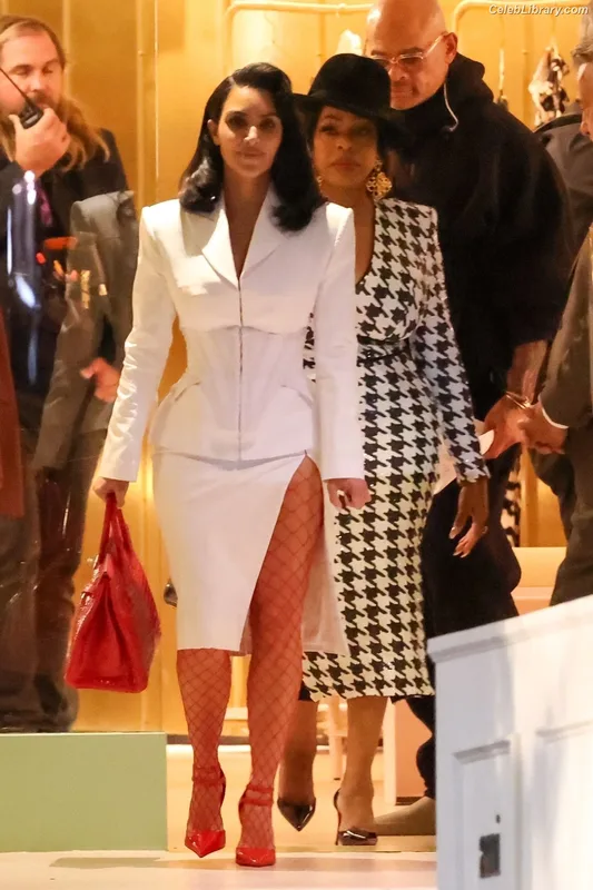 Kim Kardashian photo 23 of 4170