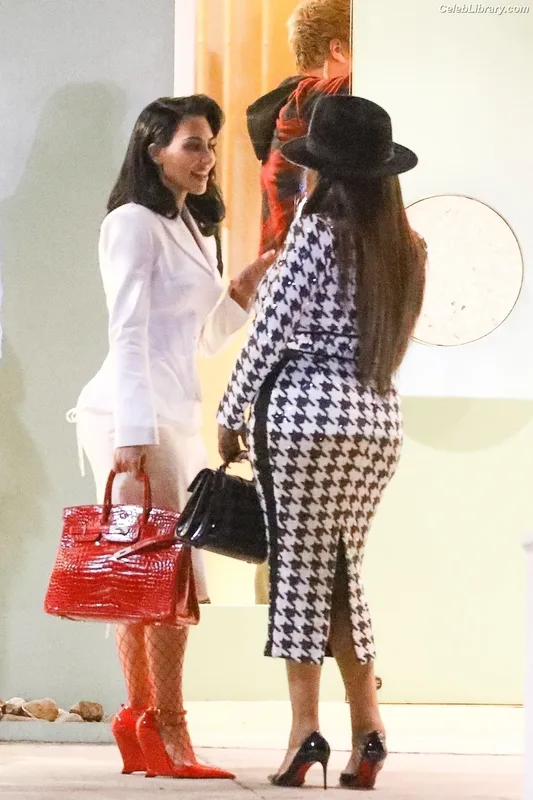 Kim Kardashian photo 2 of 4170