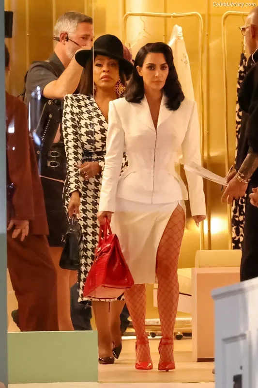 Kim Kardashian photo 9 of 4170