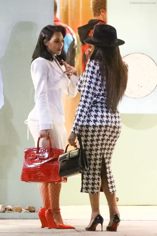 Kim Kardashian photo 11 of 4170
