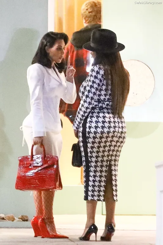 Kim Kardashian photo 16 of 4170