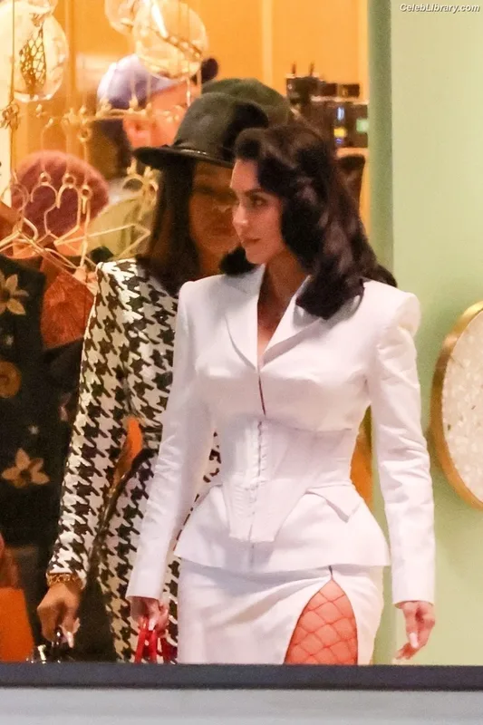 Kim Kardashian photo 24 of 4170