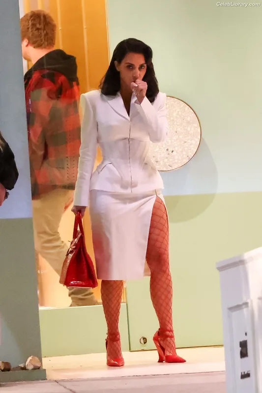 Kim Kardashian photo 5 of 4170