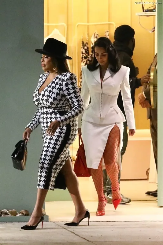 Kim Kardashian photo 8 of 4170