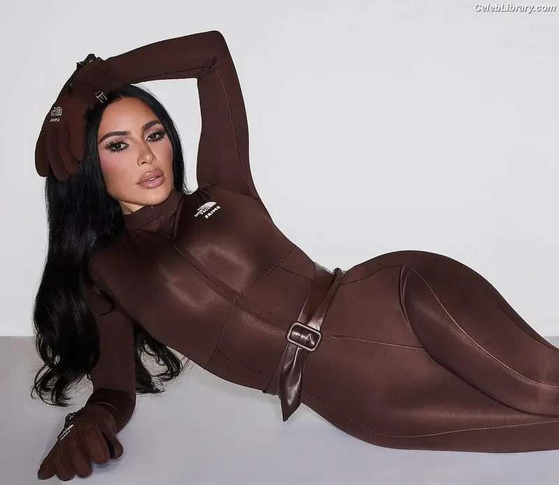 Kim Kardashian photo 15 of 4170