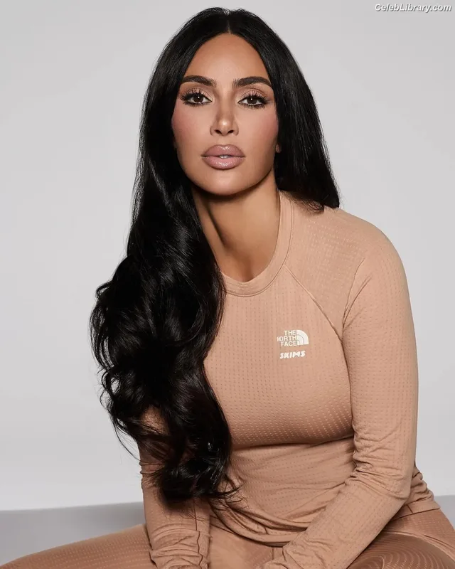 Kim Kardashian photo 18 of 4170