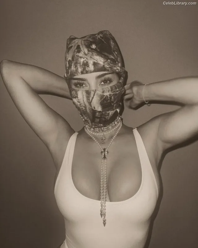 Kim Kardashian photo 3 of 4170