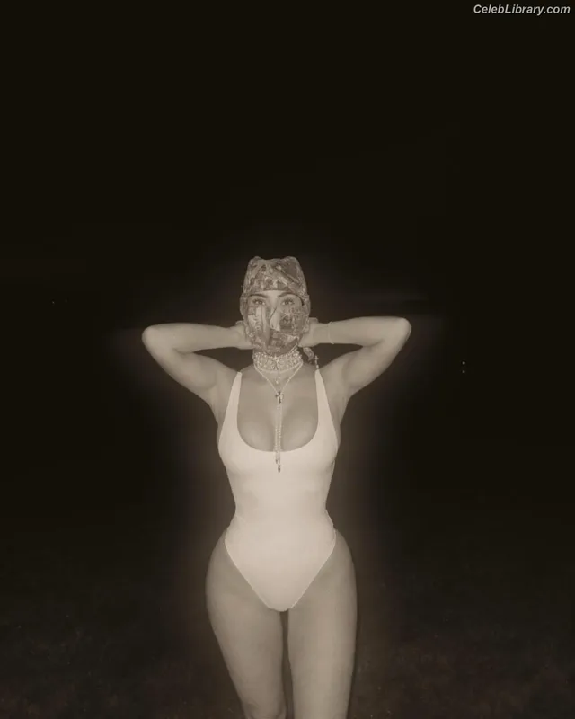 Kim Kardashian photo 5 of 4170
