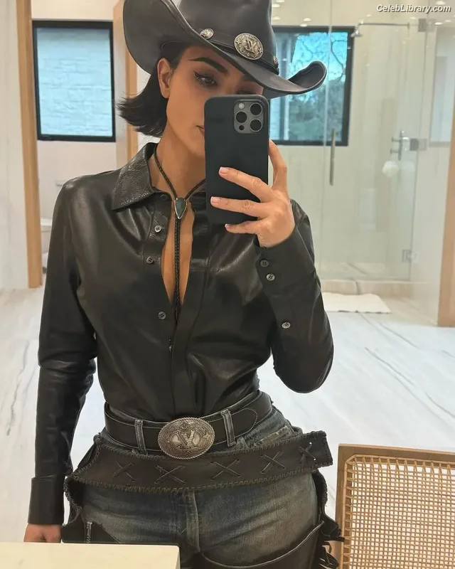 Kim Kardashian photo 6 of 4170